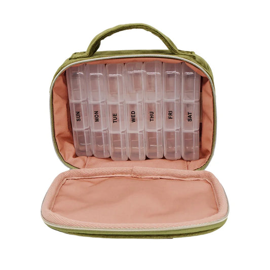 Grön sammets necessär med handtag och ett rosa foder. Necessären innehåller tablett dosetter.