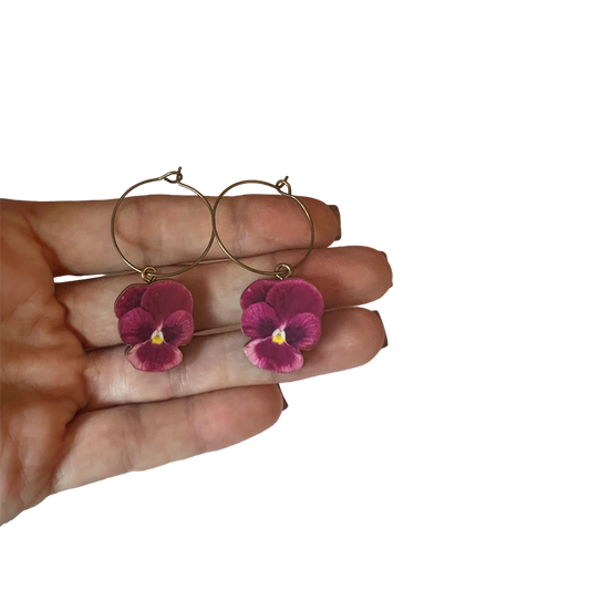 Örhängen med cerise färgade penseér.