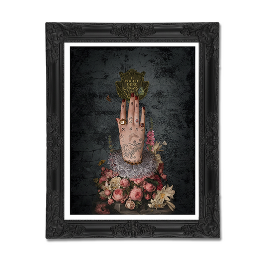 Poster med en hand som smyckats med blommor och blad. Inramad i en svart ram.