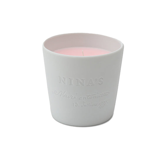 Ett vitt doft ljus med ljusrosa innehåll från Nina´s Marie Antoinette.