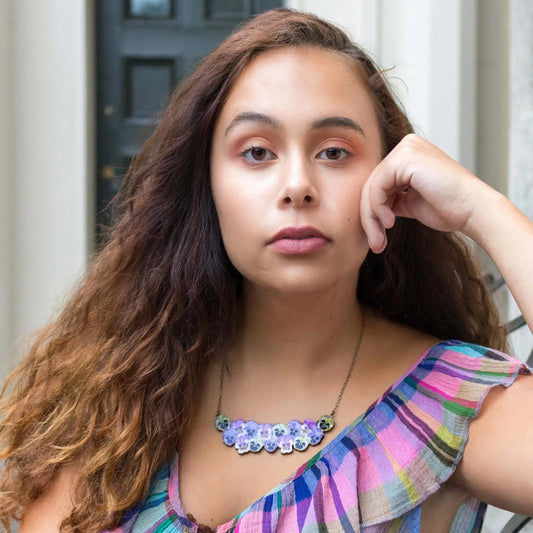 Kvinna med halsband med Penséer