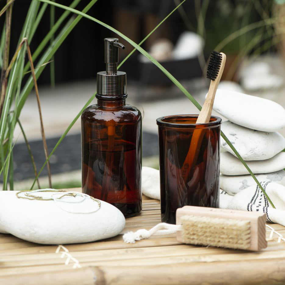 Brun tvålpump och brun tandborstmugg