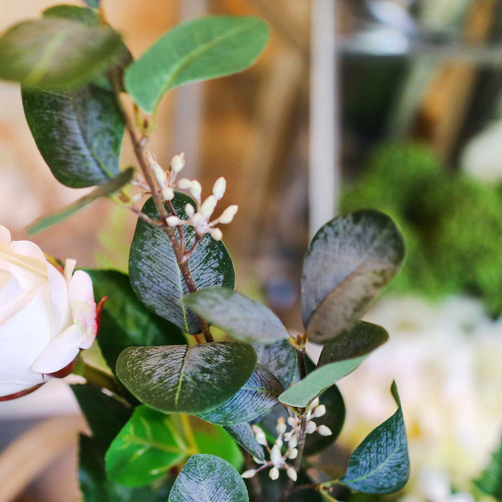 Detalj av konstgjord blomma, Eucalyptus med bär