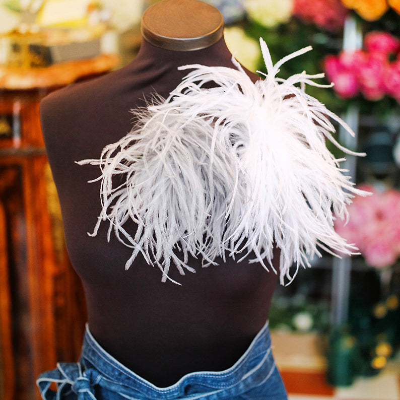 Brosch Strutsfjäder Grå