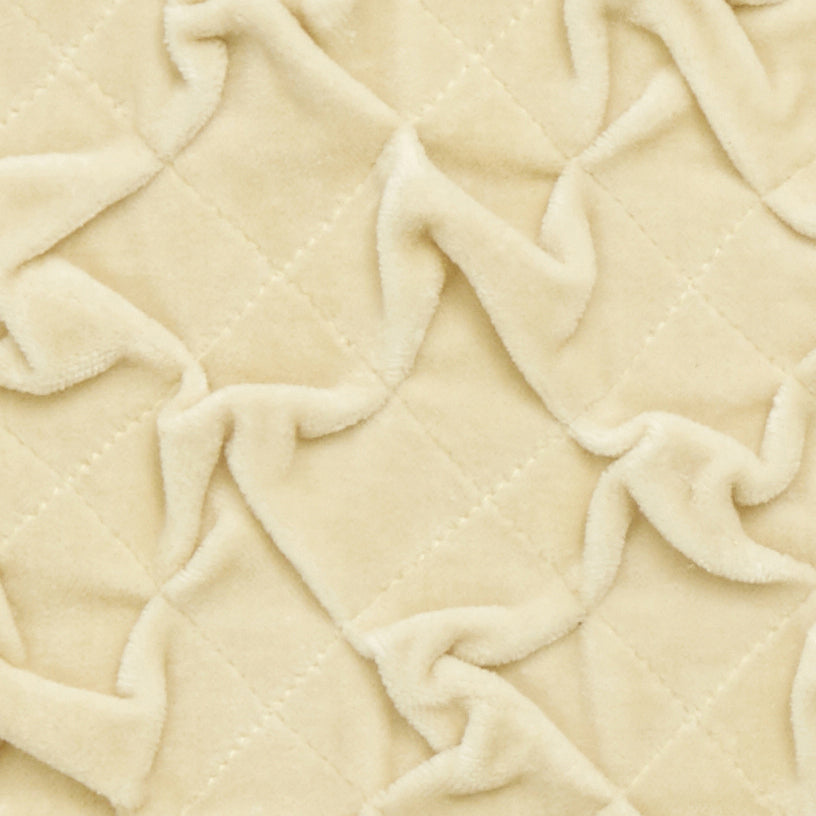 Detalj av beige sammetskudde