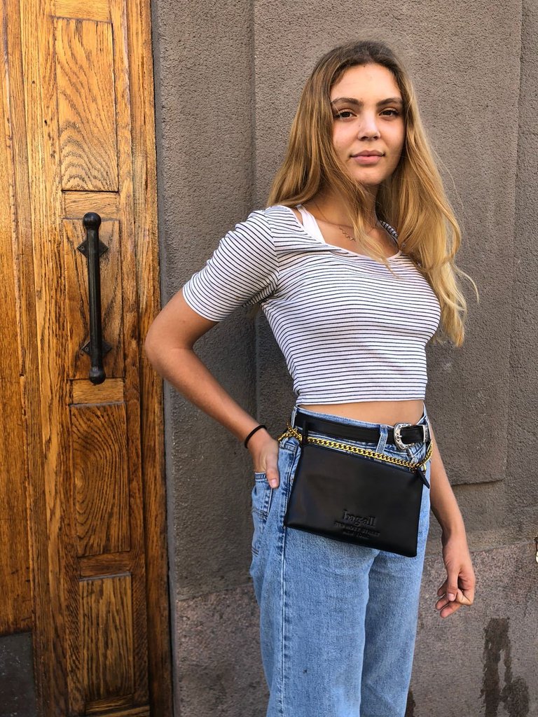 skinnväska bag-all om midjan på en tjej