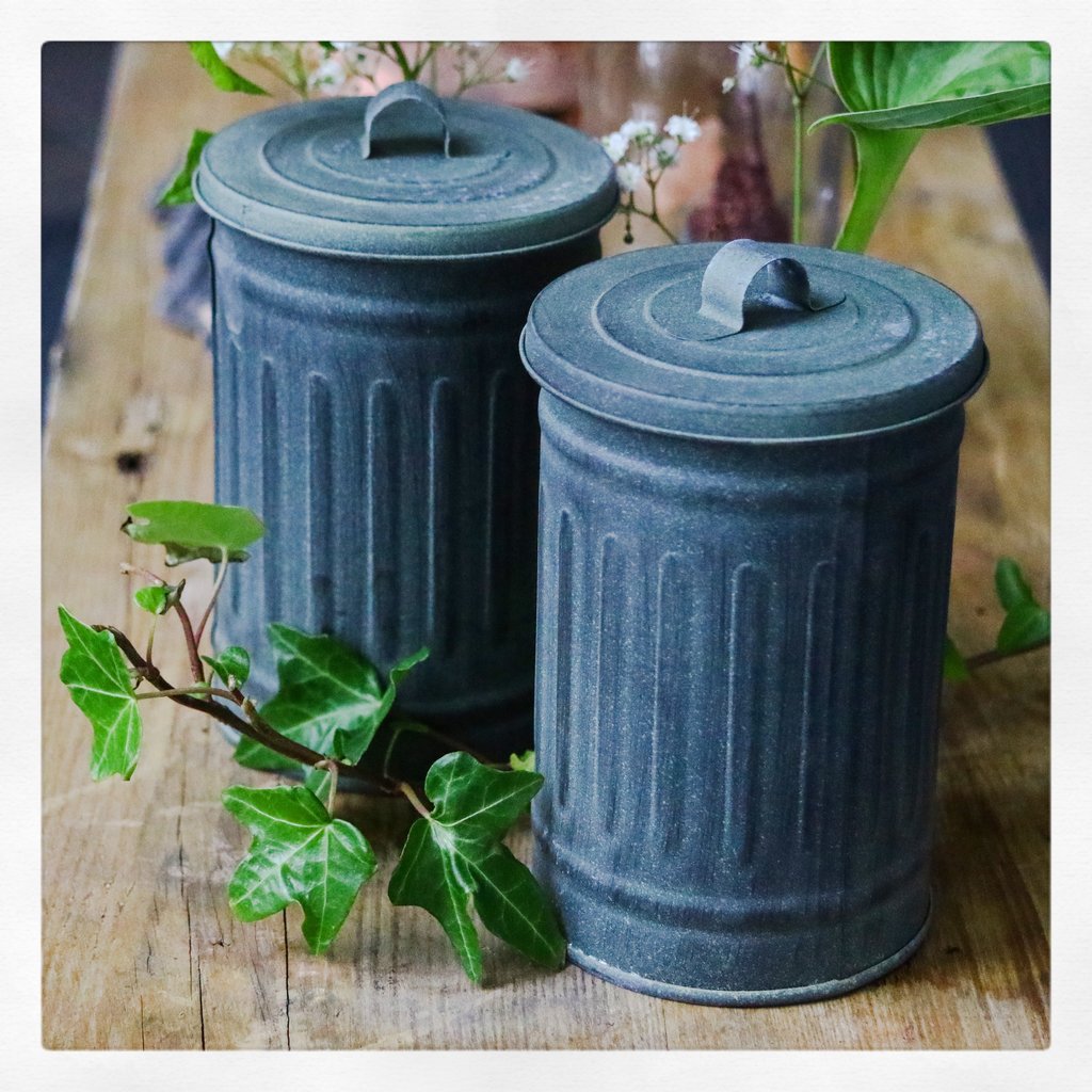 Två gröna soptunnor med lock