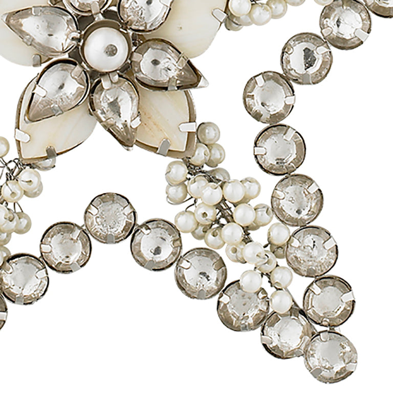 Detalj av dekorations stjärna i liver med pärlor och kristaller