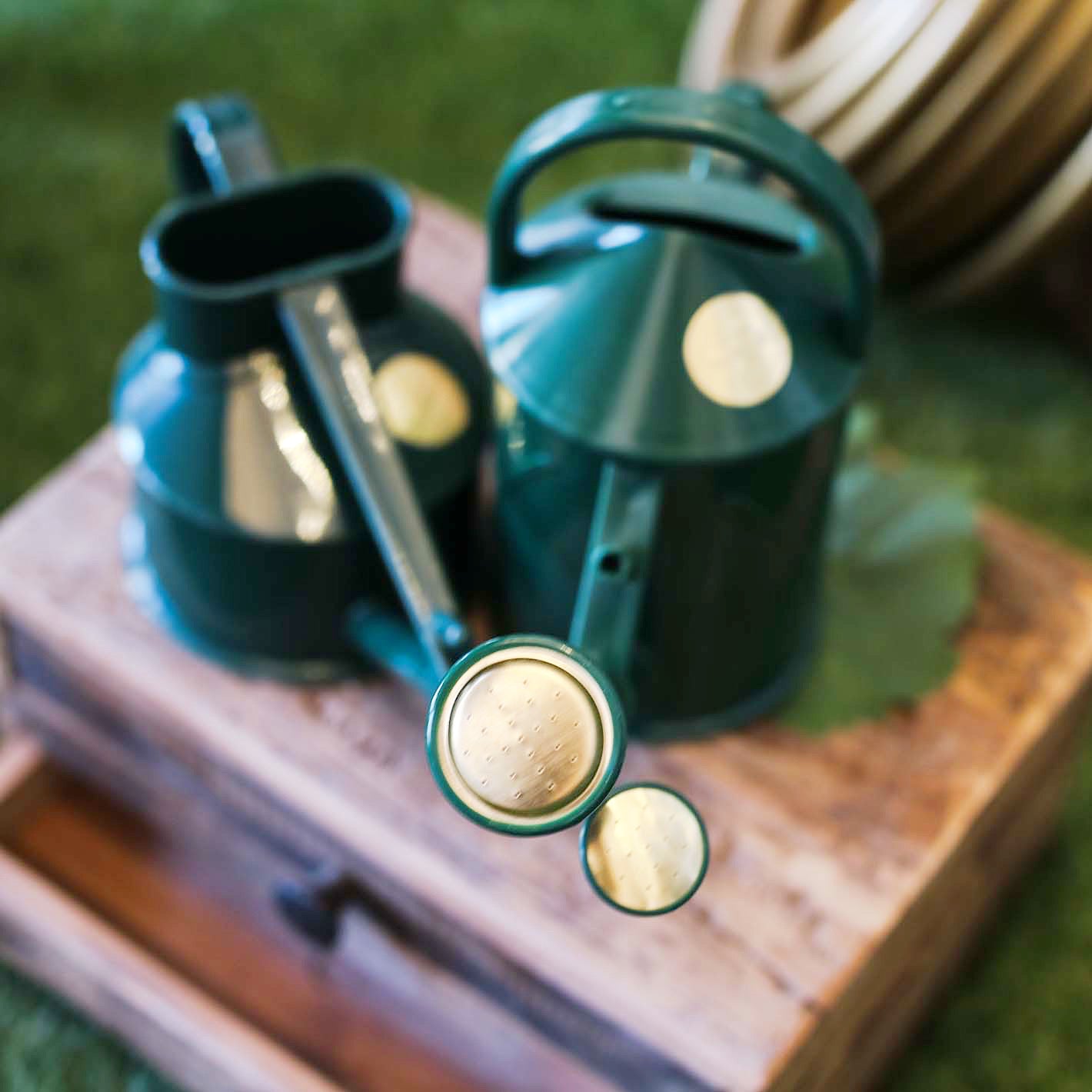 Två små gröna vattenkannor