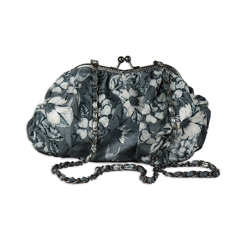 Fluffig och pösig necessär i gråa toner med blommor och en kedja som lätt kan sättas på och tas av.