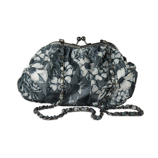 Fluffig och pösig necessär i gråa toner med blommor och en kedja som lätt kan sättas på och tas av.