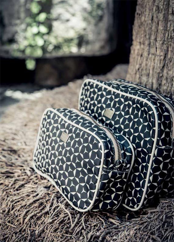 Mönstrade svart och vita necessärer