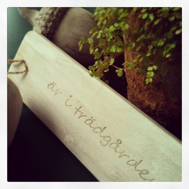 Skylt - "är i trädgården"