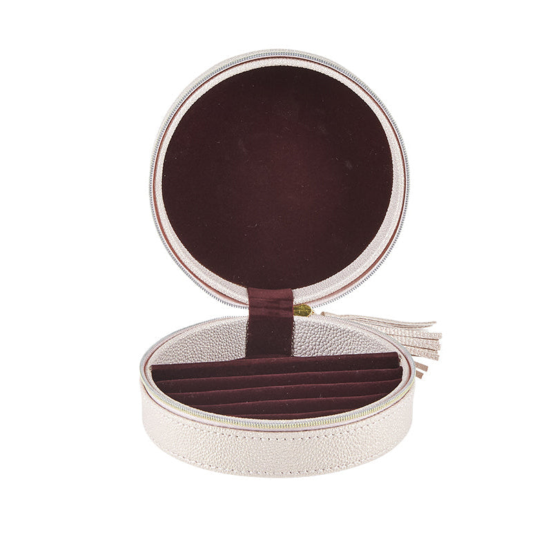 Runt smyckeskrin i svagt glittrande rosa och vinröd onsida