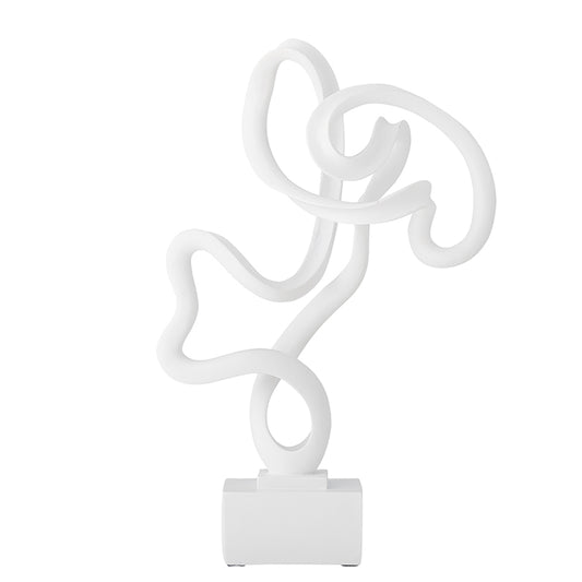 Vit skulptur som har en snirklig form. Skulpturen står på en vit sockel.