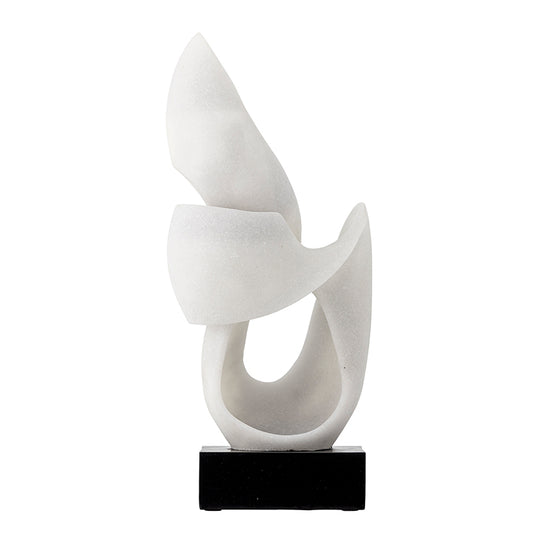 Vit skulptur som har en böljande form. Skulpturen står på en svart sockel.