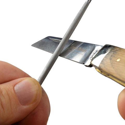 Slip stål som slipar en kniv.