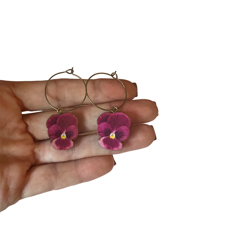 Örhängen med cerise färgade penseér.