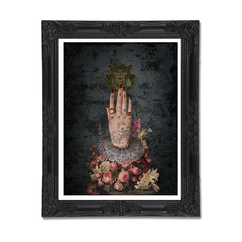 Poster med en hand som smyckats med blommor och blad. Inramad i en svart ram.