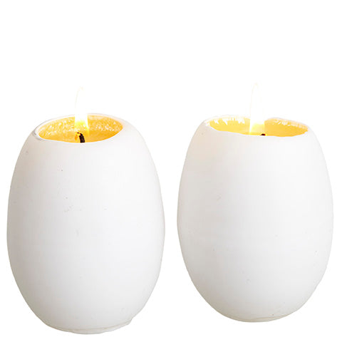 Brinnande vita äggformade ljus med gul insida
