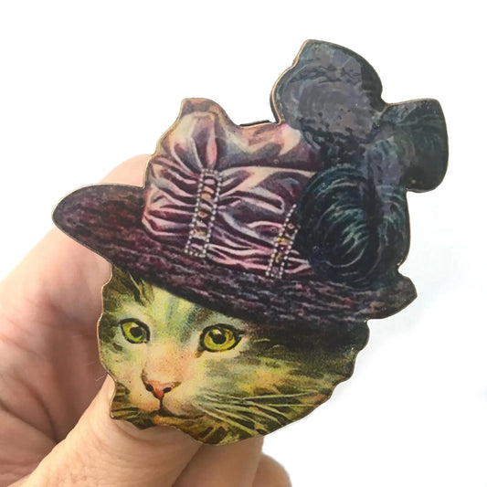 Brosch med en katt i hatt