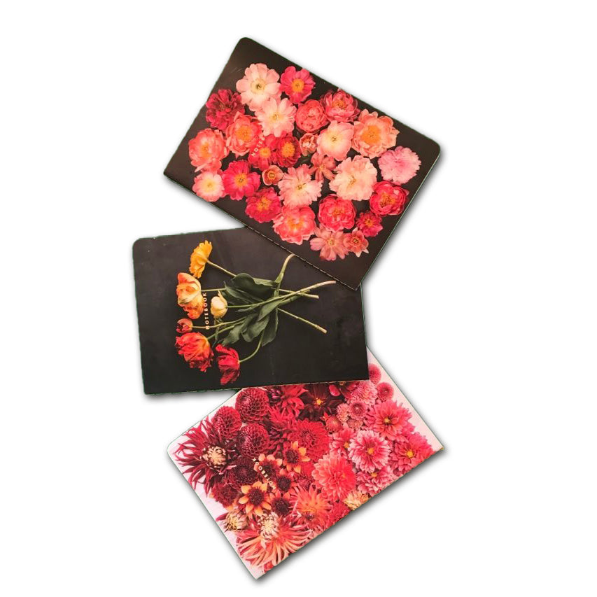Tre anteckningsböcker med blomstermotiv
