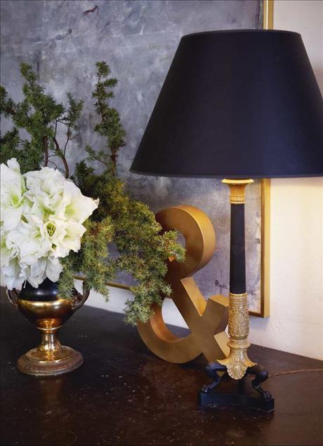 Bokstaven & med pokal och lampa