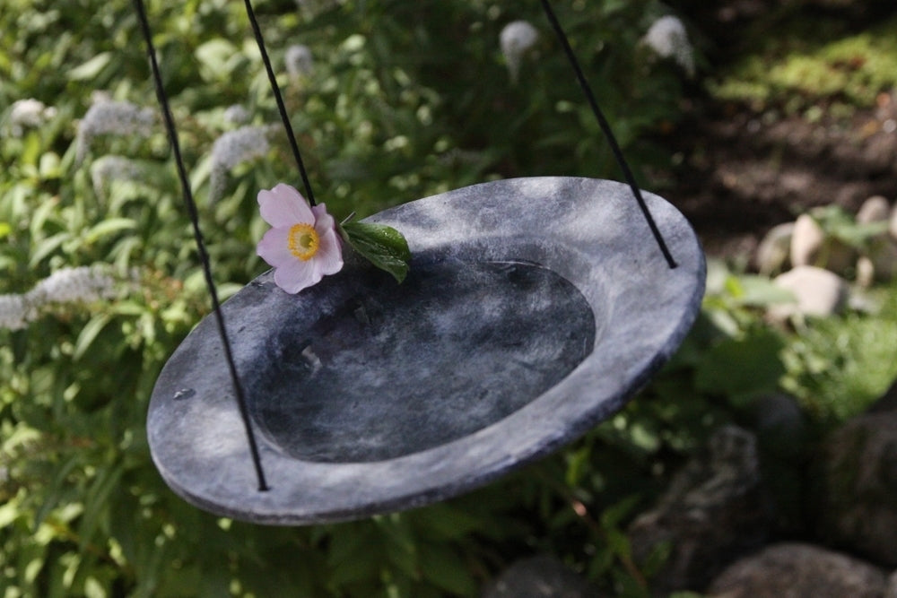 Mindre hängande grått fågelbad med blomma
