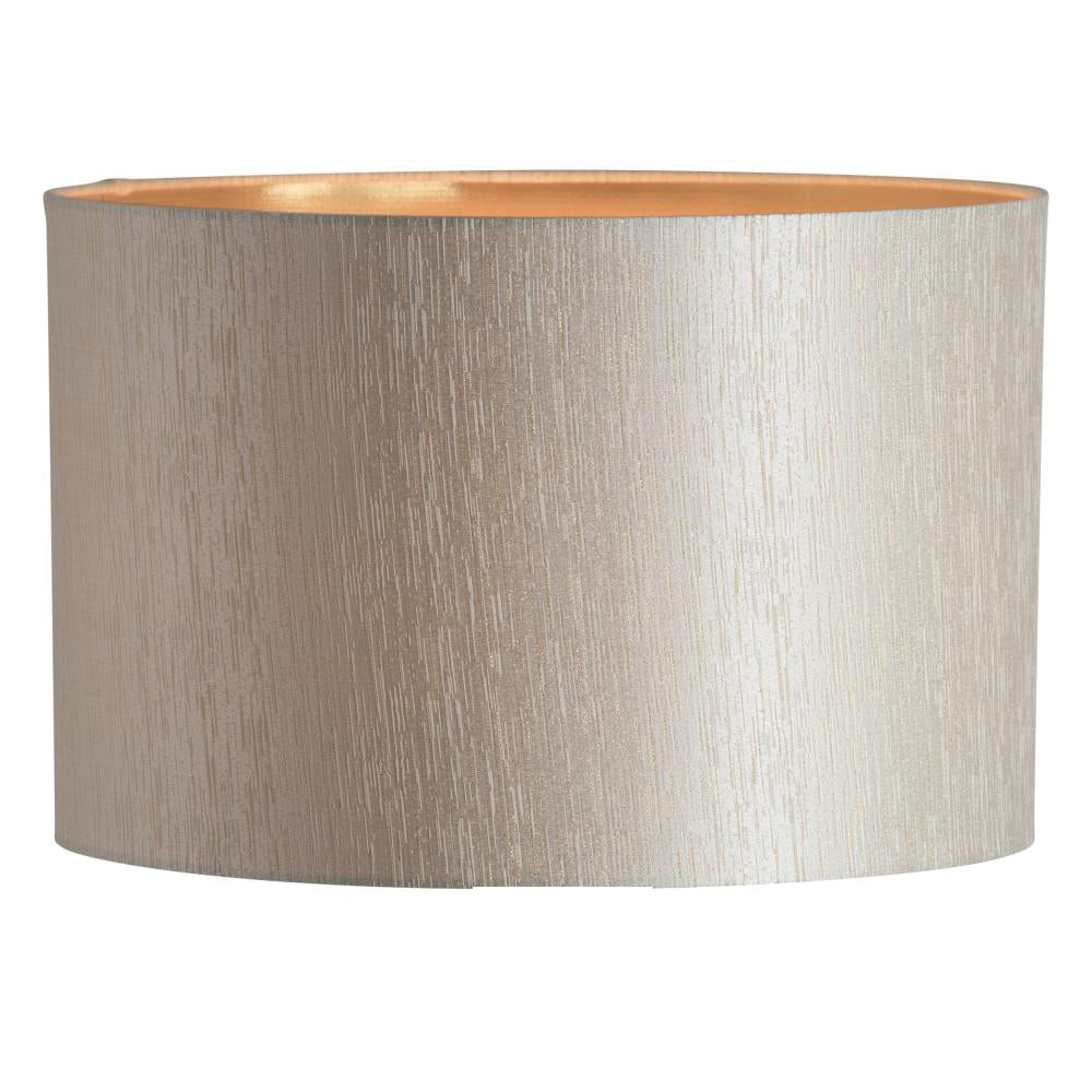 En elegant lampskärm med en krämigt benvit utsida och guldig insida