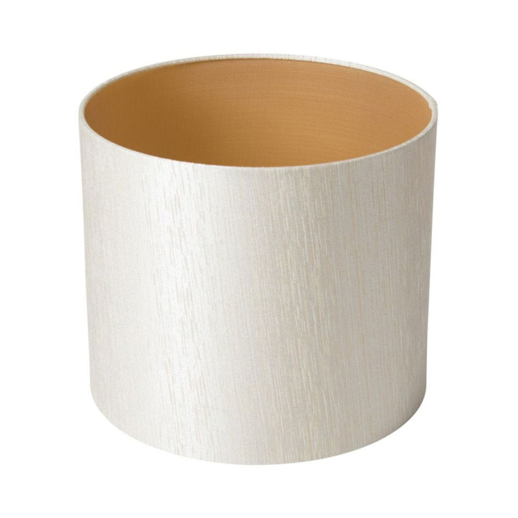 En elegant lampskärm med en krämigt benvit utsida och guldig insida
