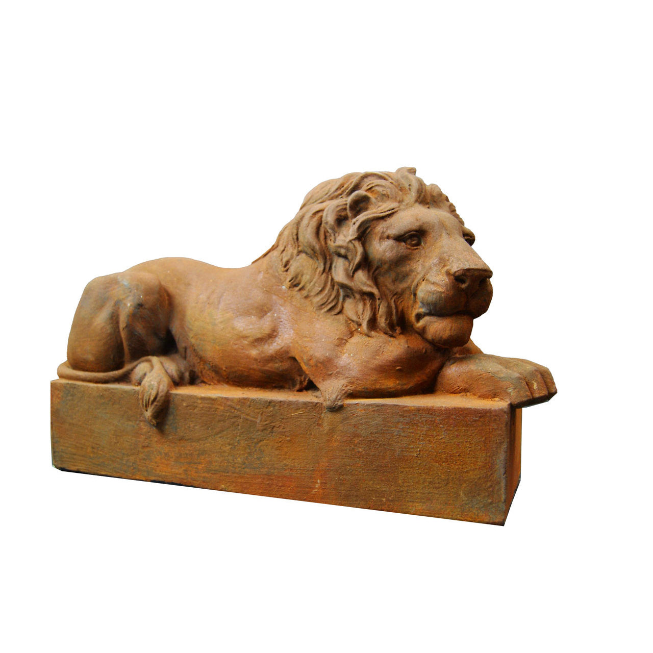 Rostig skulptur av liggande lejon