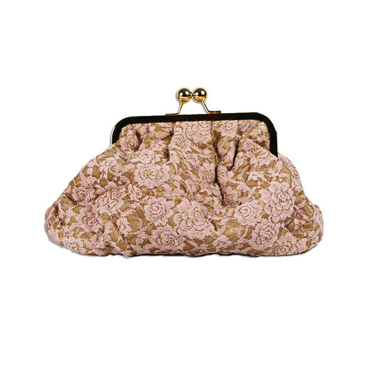 En necessär med en beige botten som täcks av en rosa spets 